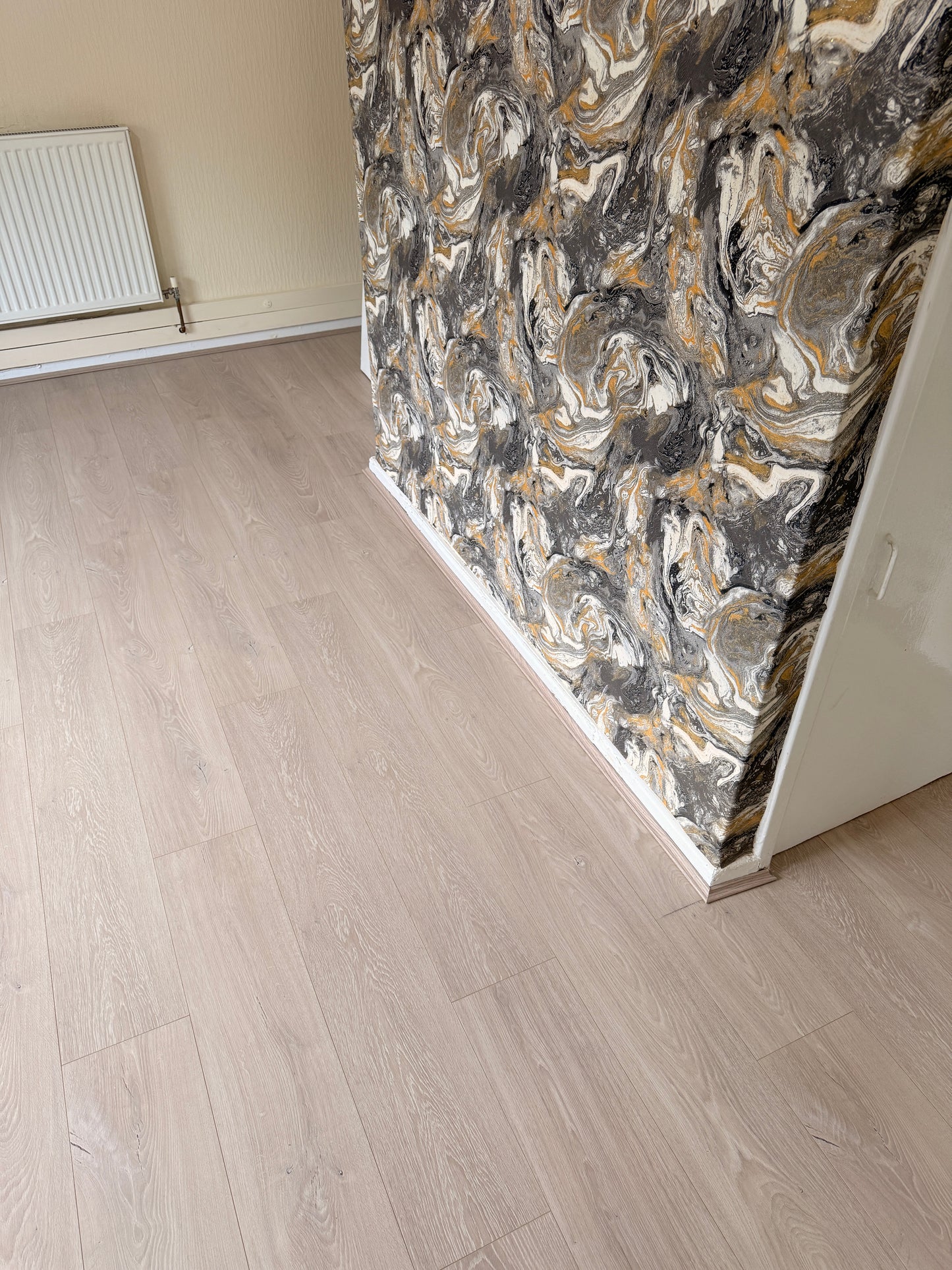 Pearl Oak 12mm Laminate