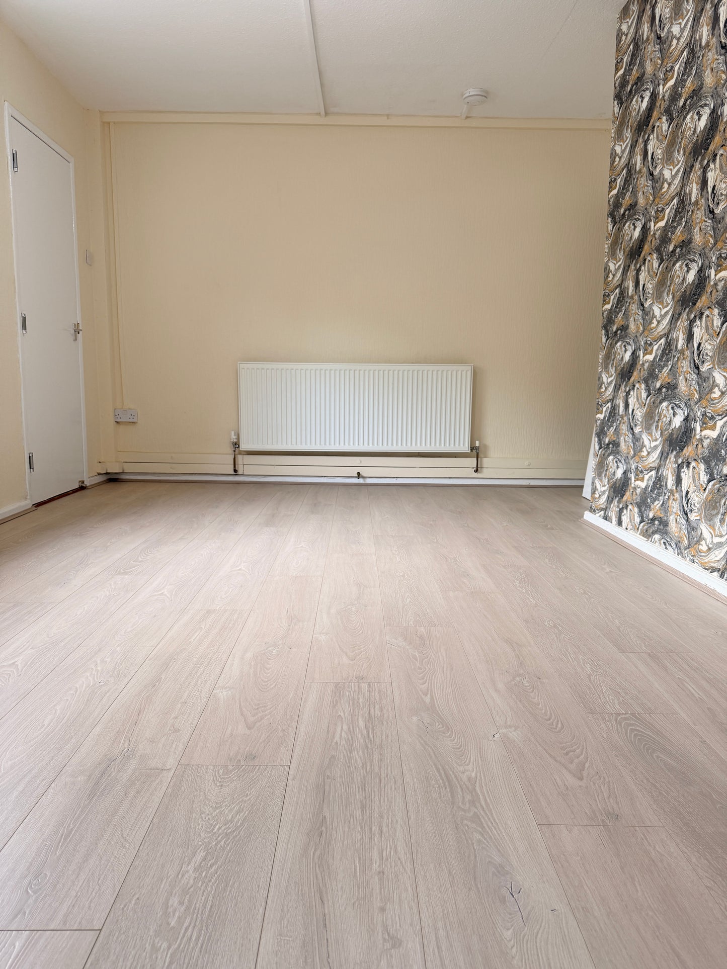 Pearl Oak 12mm Laminate