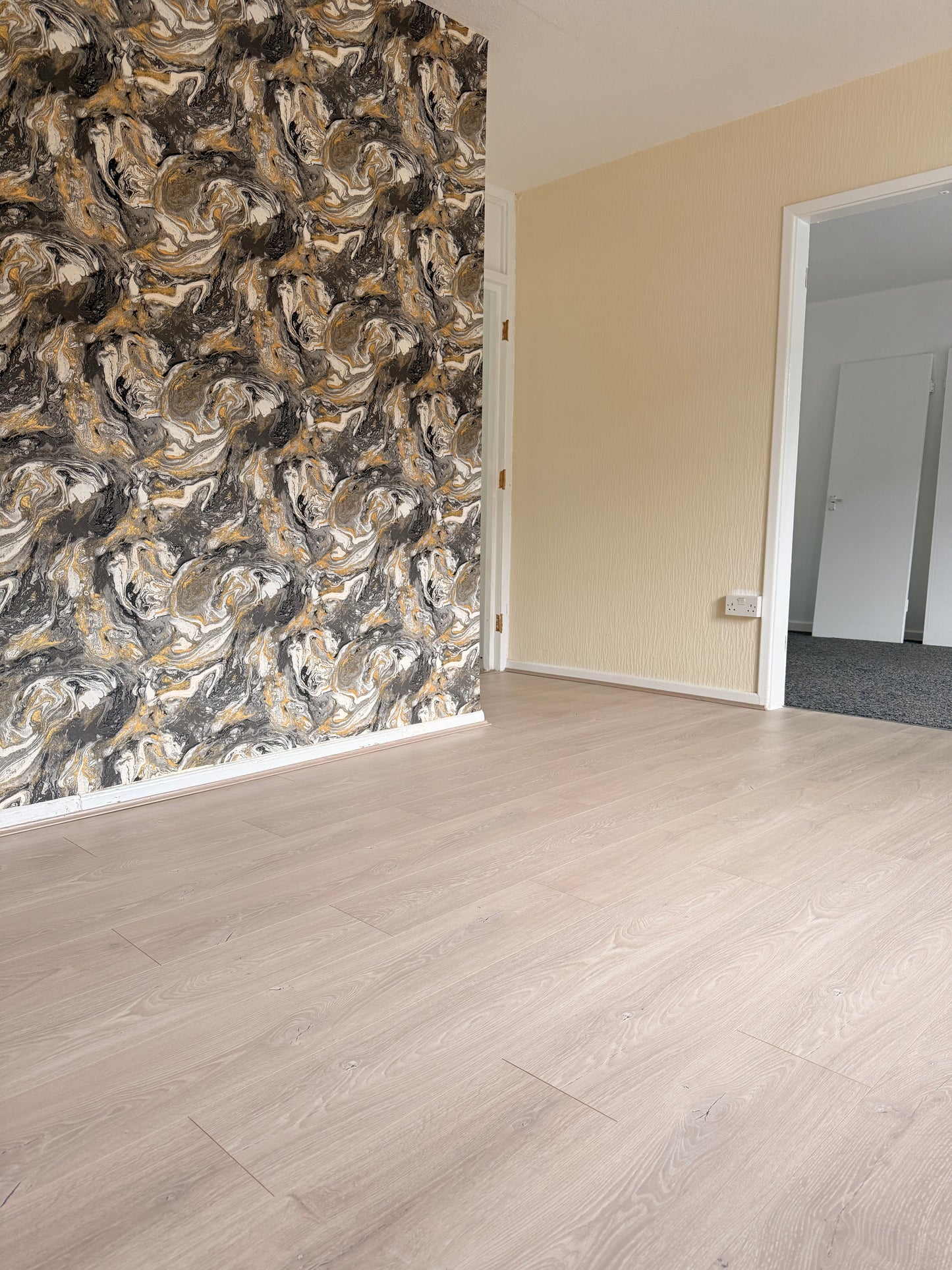 Pearl Oak 12mm Laminate